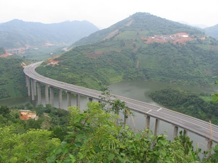 南友公路(明陽(yáng)連線(xiàn))工程使用玻璃纖維土工格柵